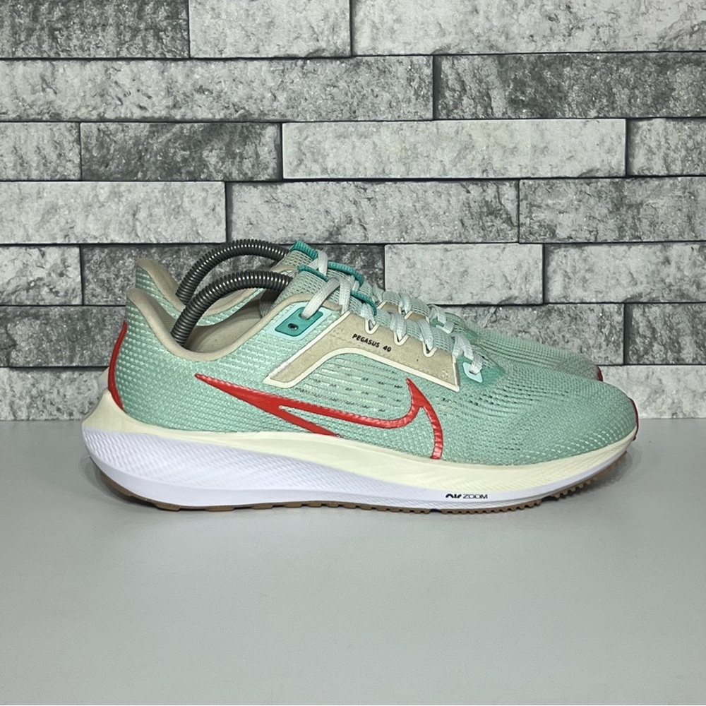 Nike Pegasus 40 Women’s 10 Mint Green Athletic Shoes